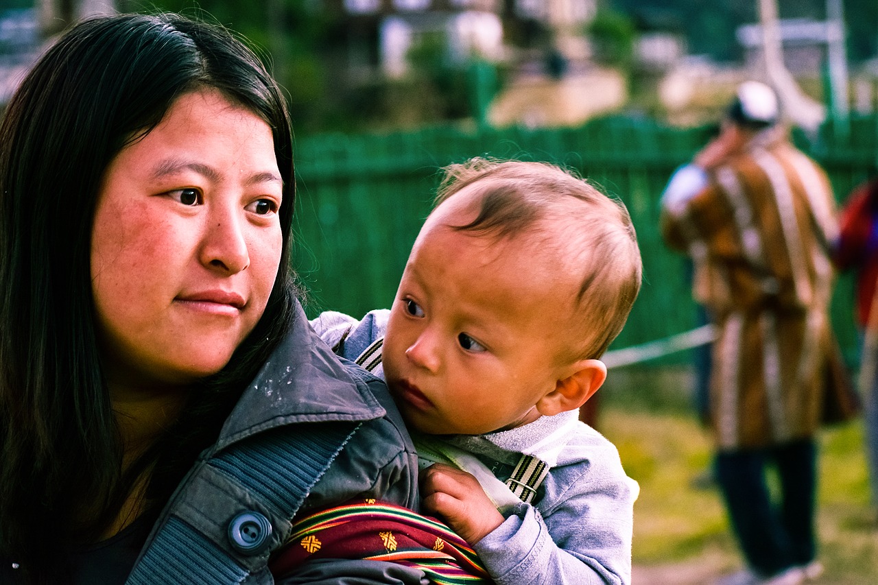 Bhutanie Moteris Su Vaiku, Bhutanese Kid, Mažas Vaikas Su Motina, Maitinanti Vaikas, Butanas, Motina, Kurioje Vyksta Vaikas, Berniukas, Mielas, Kelionė