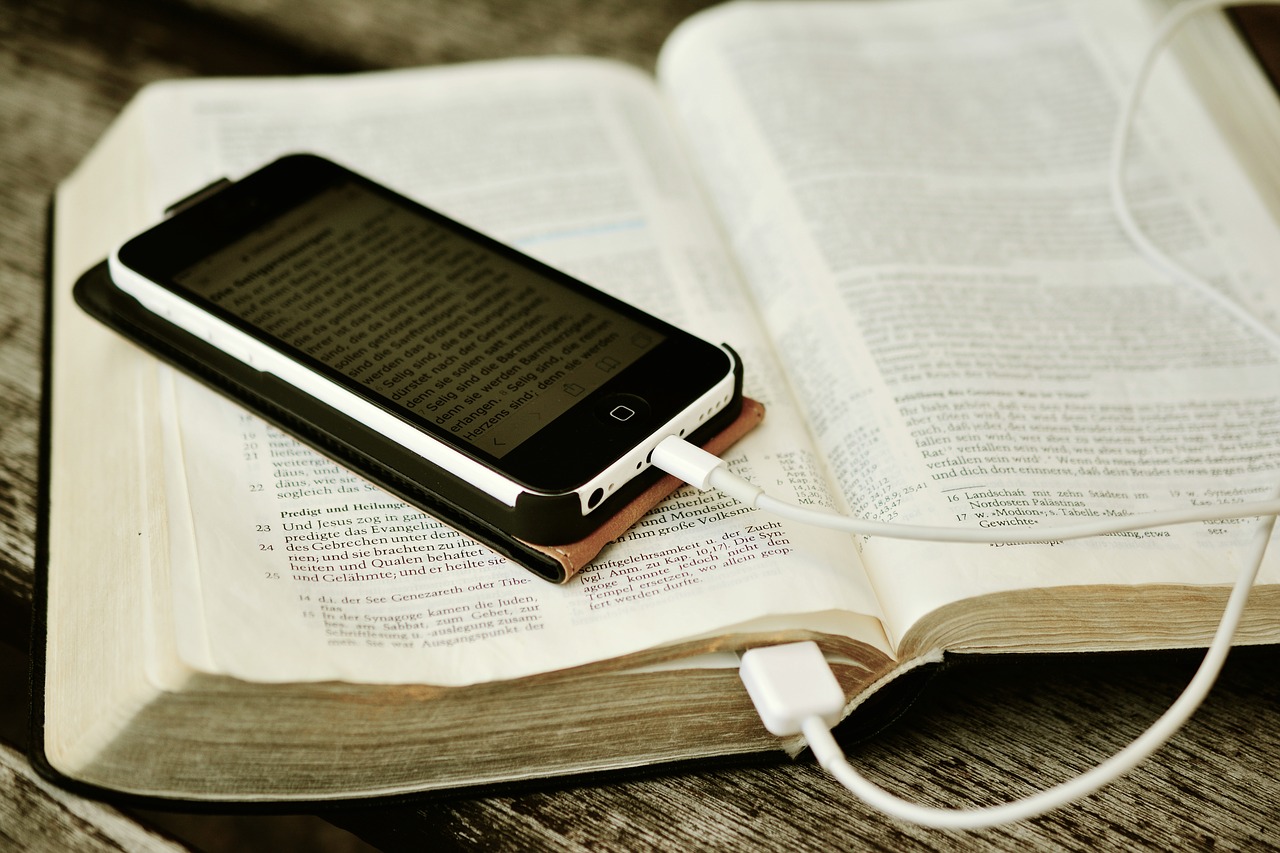 Biblija, Iphone, Mobilusis Telefonas, Skaityti, Skaityti Internete, Šventasis Raštas, Krikščionių Tikėjimas, Parsisiųsti, Elektroninis Paštas, Skaitmeninis