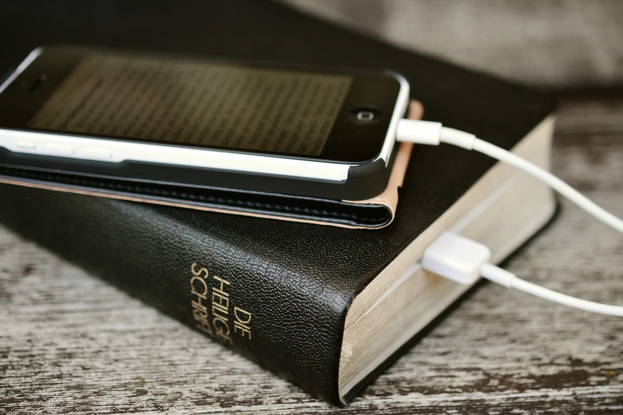 Biblija, Iphone, Mobilusis Telefonas, Skaityti, Skaityti Internete, Šventasis Raštas, Krikščionių Tikėjimas, Parsisiųsti, Elektroninis Paštas, Skaitmeninis