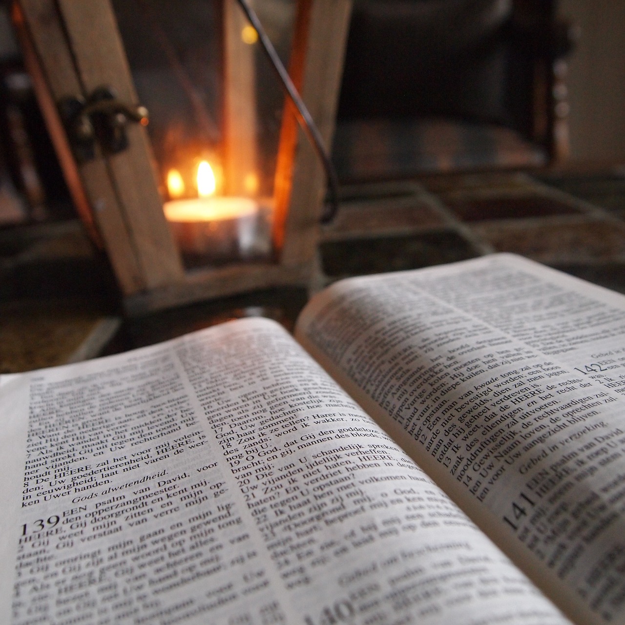 Biblija,  Atviras,  Knyga,  Žibintas,  Žvakių Šviesa,  Stalas,  Mediena,  Atmosfera,  Kambarys,  Tikėjimas