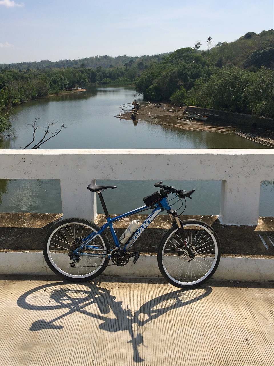 River bike. Велосипед у реки. Велосипед River Bike. Велосипед на мосту. Узкие велосипедные мостики.