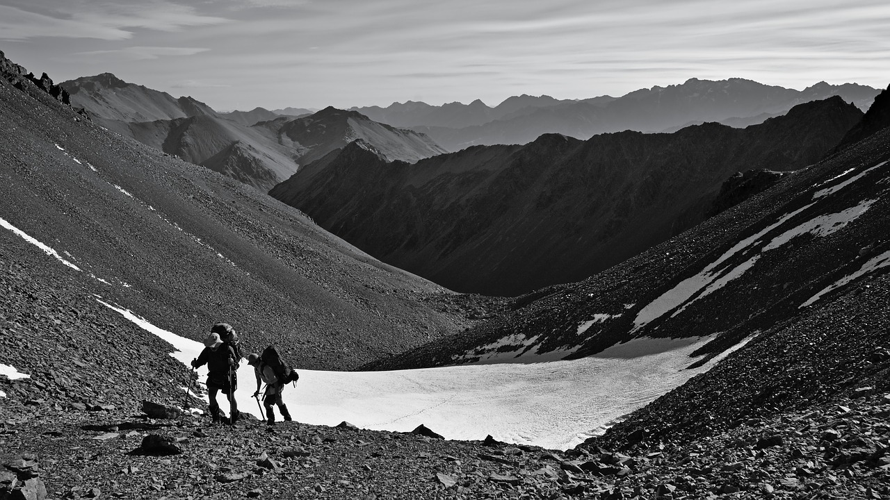 Juoda Ir Balta, Kalnas, Kraštovaizdis, Gamta, Debesys, Dangus, Smėlis, Alpinistas, Alpinizmas, Žmonės