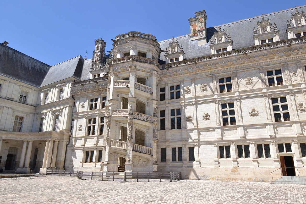 Blois,  Blois Pilis,  Pirmoji Francūzų Pilis,  Renesanso,  Prancūzija,  Spiralės Laiptai,  Piliastrai,  Langai,  Salamander,  Karališkoji Pilis