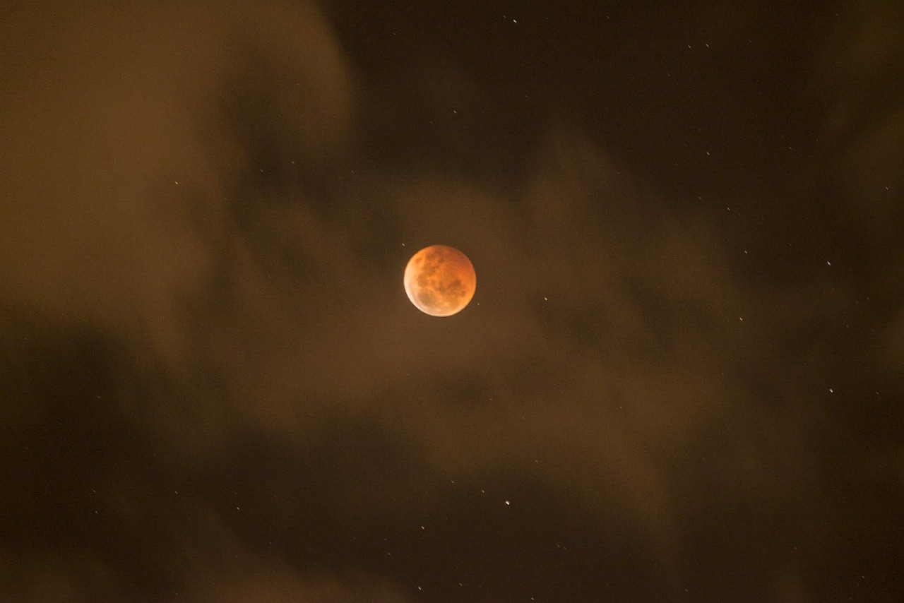 Kruvinas Mėnulis, Menulio Uztemimas, Debesys, Žvaigždės, Kruvinas Mėnulis, Mėnulis, Pilnatis, Naktis, Naktinis Dangus, Halloween