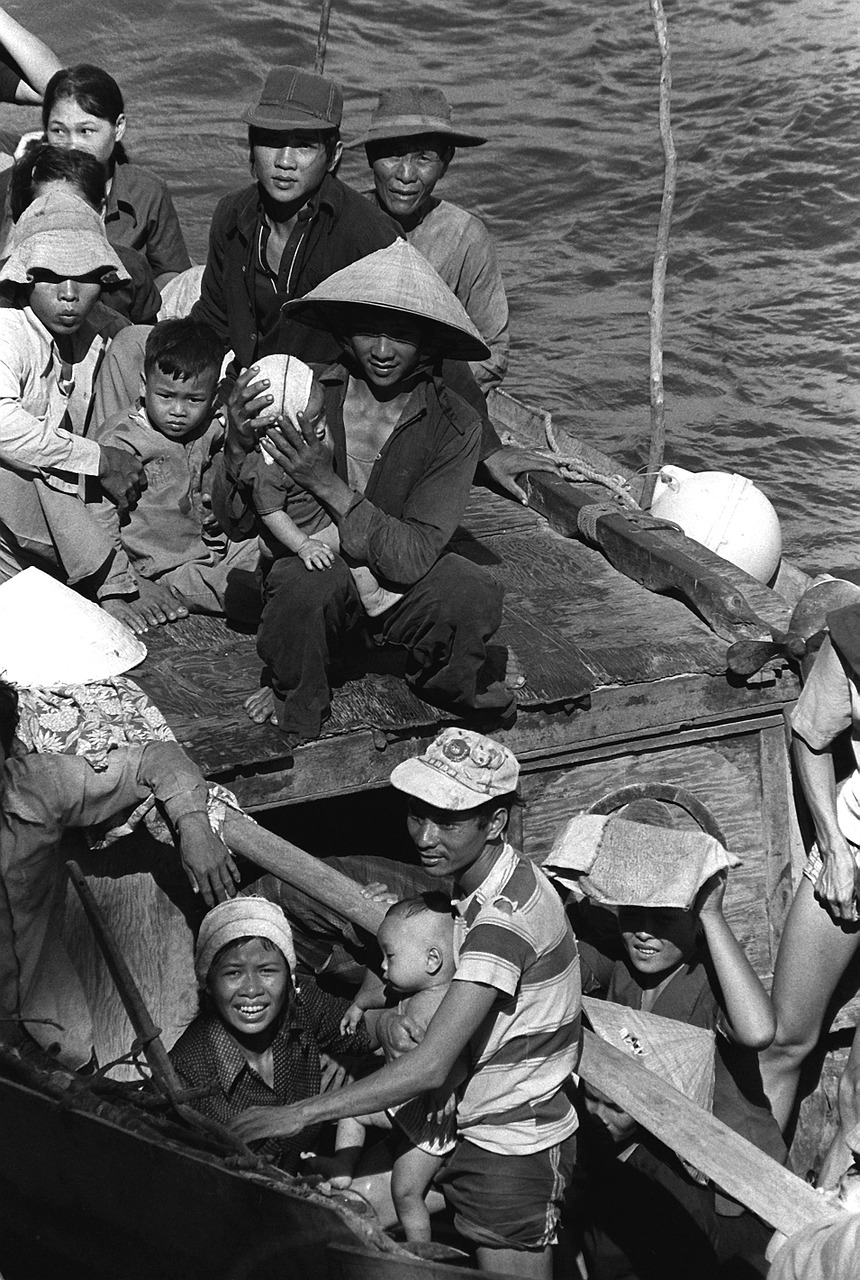 Valtys, 35 Vietnamiečių Pabėgėliai, 1982, Žvejybos Laivas, Aštuonias Dienas Jūroje, Gelbėjimas, Mėlynos Spyruoklės, Amfibijos Laivas, Valtis, Vandenynas