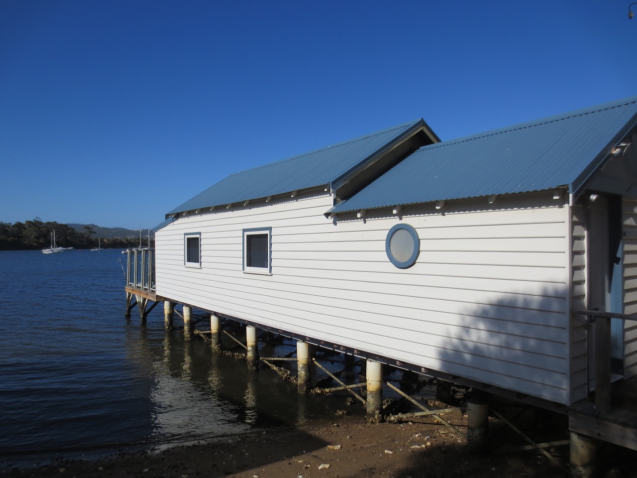 Boathouse, Kranto, Vanduo, Pastatas, Įlanka, Krantas, Architektūra, Upė, Istorinis, Balta