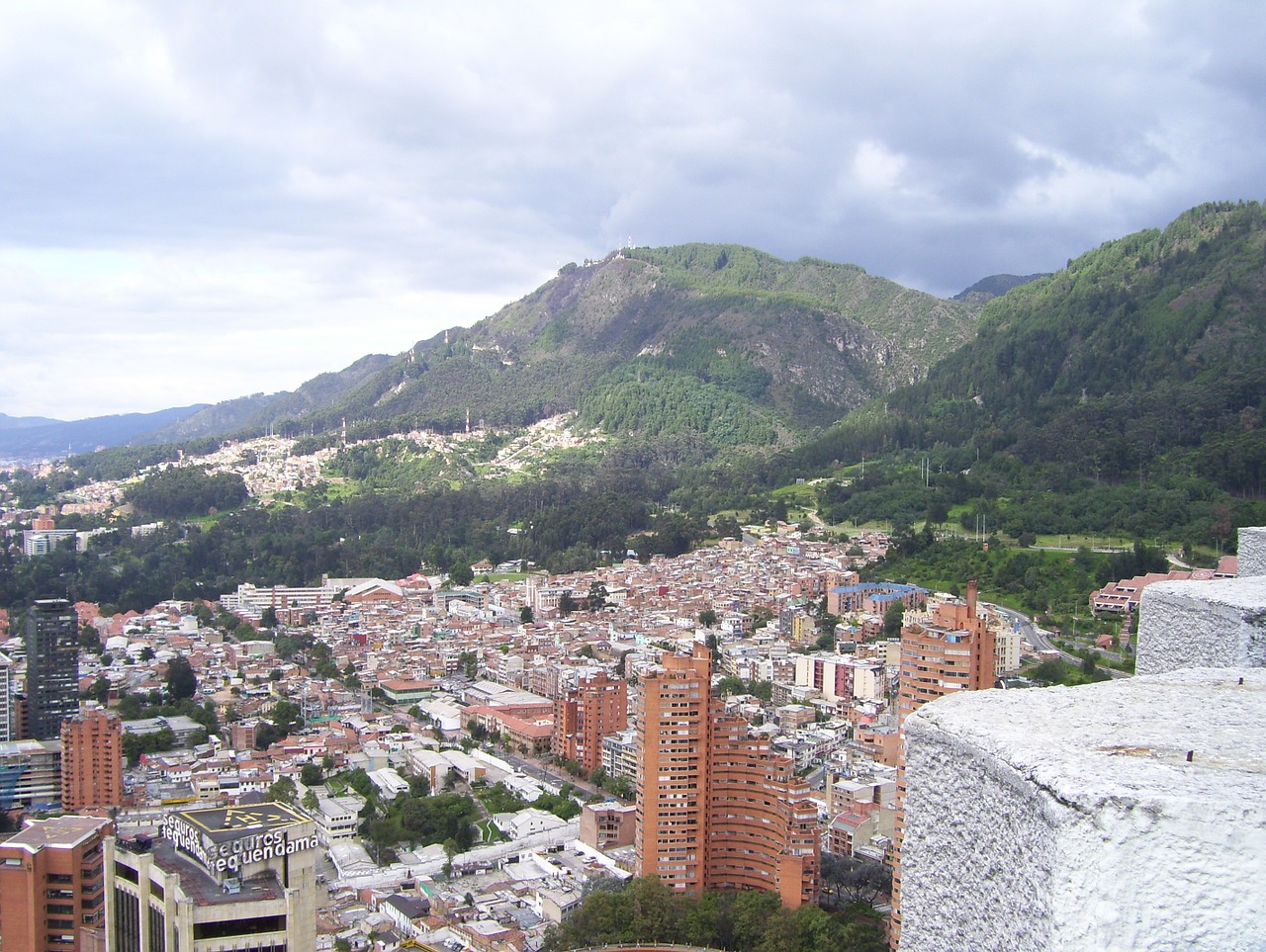 Bogota, Kolumbija, Kalnas, Architektūra, Panorama, Miestas, Miesto Panorama, Bokštas, Dangoraižis, Pastatas