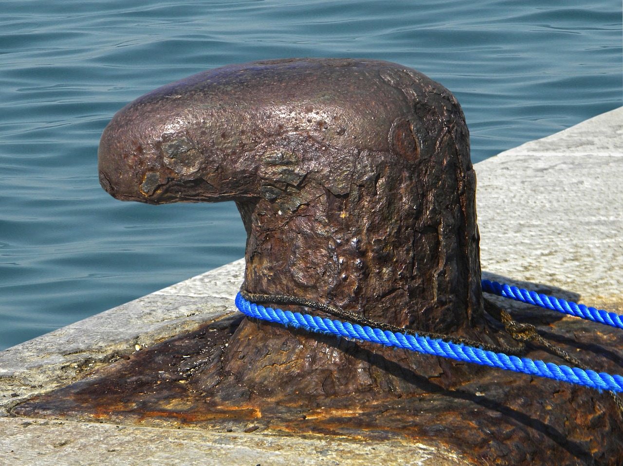 Bollard, Švartavimas, Pakabukas, Jūra, Metalas, Vanduo, Pataisyti, Krantinės, Rasa, Laivas