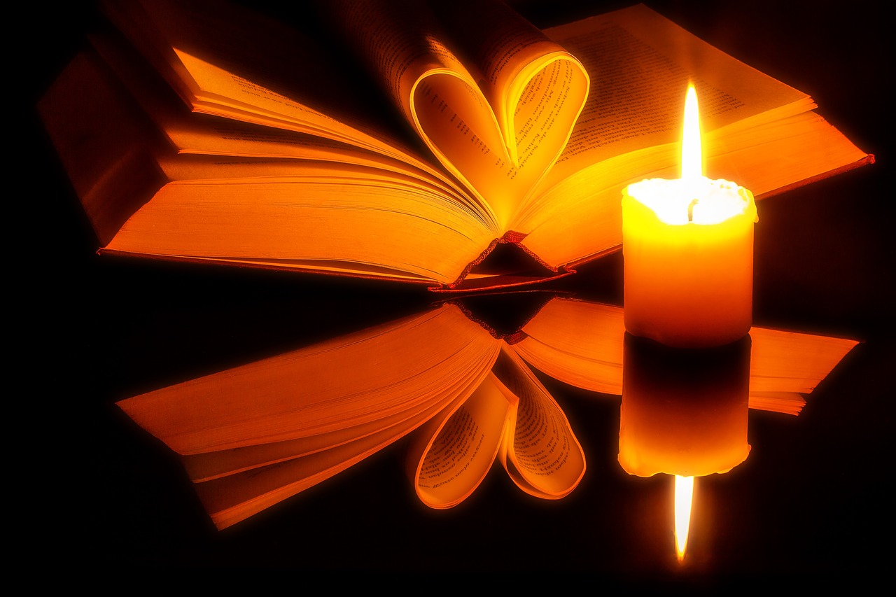 Knyga, Puslapiai, Atviras, Širdis, Knygų Puslapiai, Romanas, Žvakė, Šviesa, Žvakių Šviesa, Liepsna