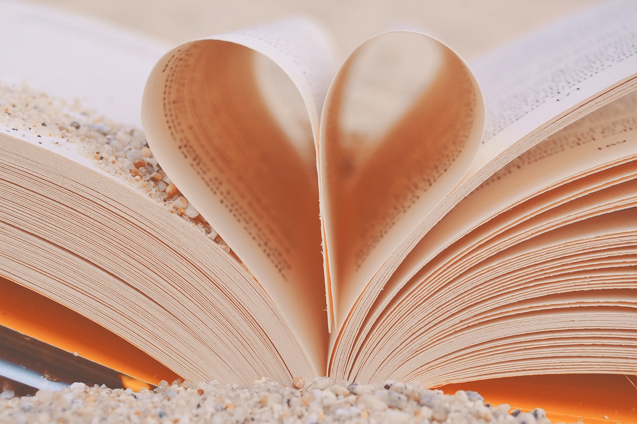Knyga, Širdis, Meilė, Grūdai, Smėlis, Jūra, Skaitymas, Įsimylėti, Solidarumas, Skaldyta Širdis