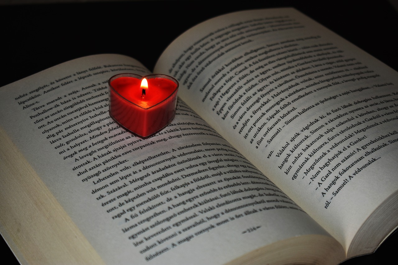 Knyga,  Atverskite Knygą,  Žvakė,  Žvakių Šviesa,  Žvakės Liepsna,  Remiantis Romano,  Puslapiai,  Skaitymas,  Nuotaika,  Hobi