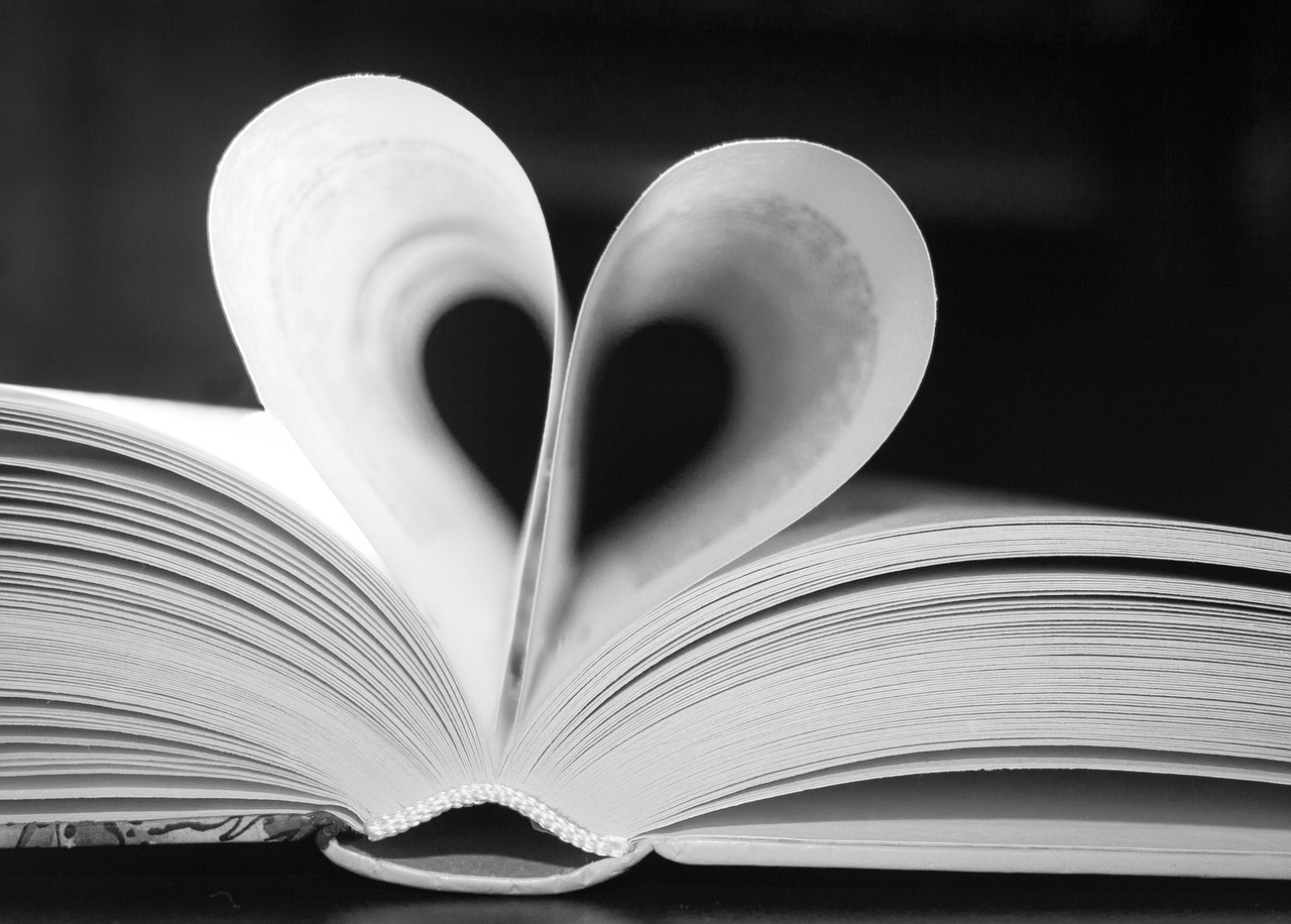 Knyga, Juoda, Balta, Širdis, Meilė, Skaityti, Puslapiai, Sėkmė, Popierius, Šešėlis