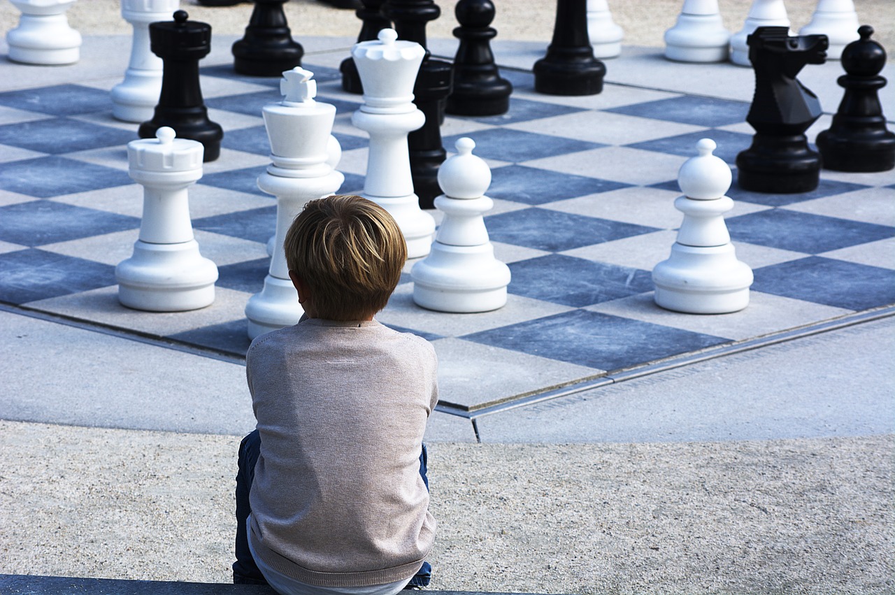 Berniukas, Šachmatai, Kraštovaizdis, Vaikas, Balta, Šachmatų Lenta, Vienetai, Juoda, Žaidimas, Mąstymas
