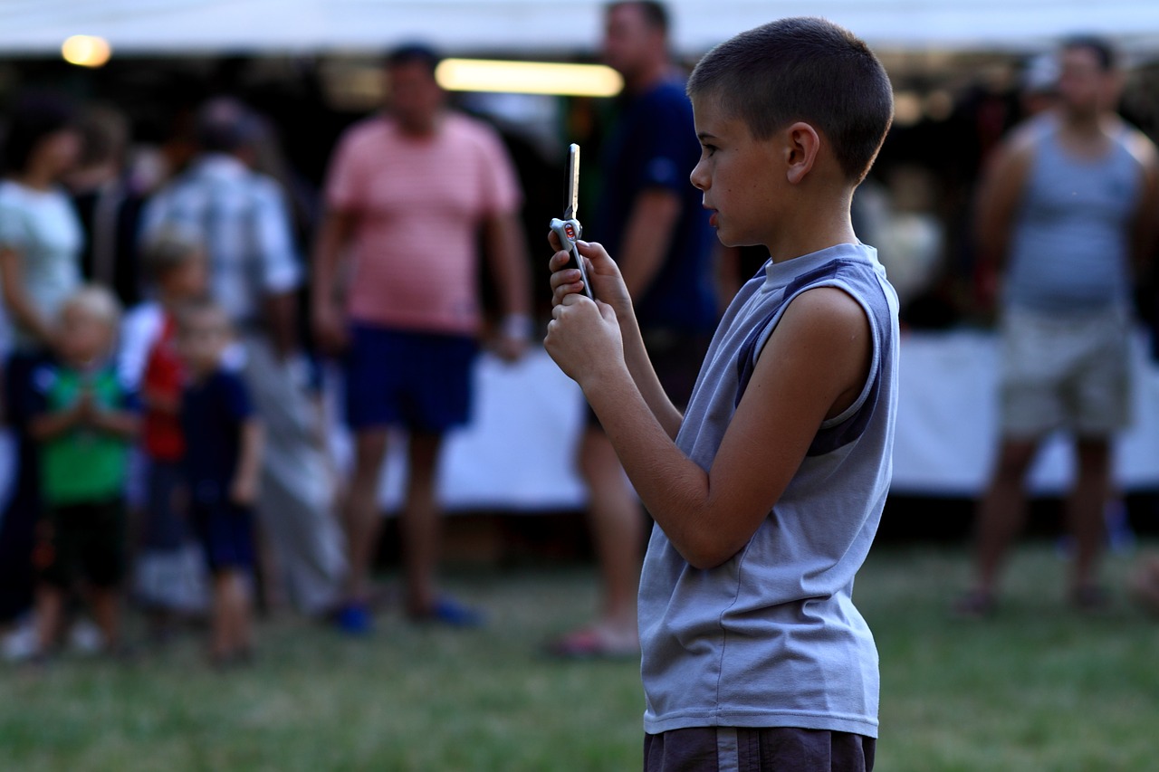 Berniukas, Vaikas, Šiluma, Parkas, Festivalis, Fotografuoti, Mobilusis Telefonas, Nemokamos Nuotraukos,  Nemokama Licenzija