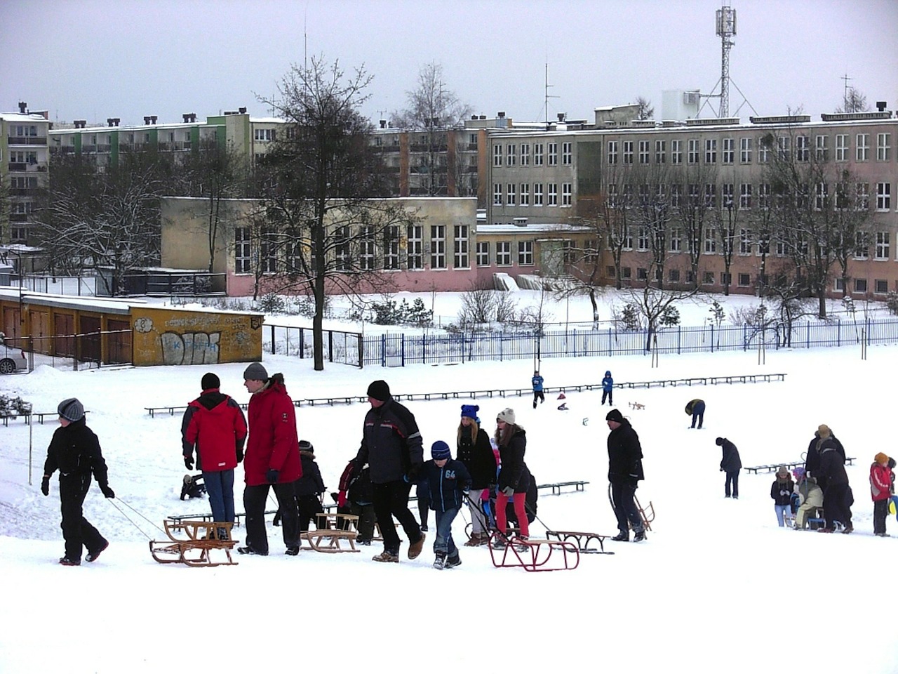 Berniukai, Mergaitės, Moterys, Vyrai, Žaisti, Kelnės, Žiema, Sniegas, Ledas, Pastatai