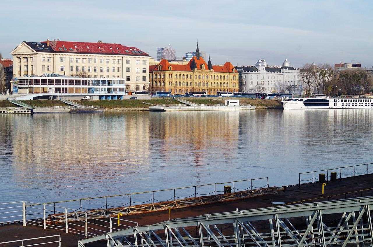 Bratislava, Danube, Slovakija, Laď, Restoranas, Nemokamos Nuotraukos,  Nemokama Licenzija