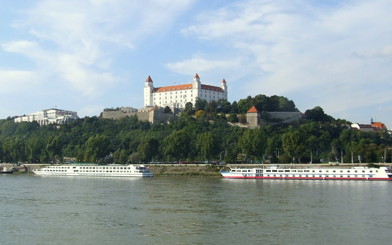 Bratislava, Slovakija, Pilis, Danube, Laivas, Upė, Pilies Kalnas, Nemokamos Nuotraukos,  Nemokama Licenzija