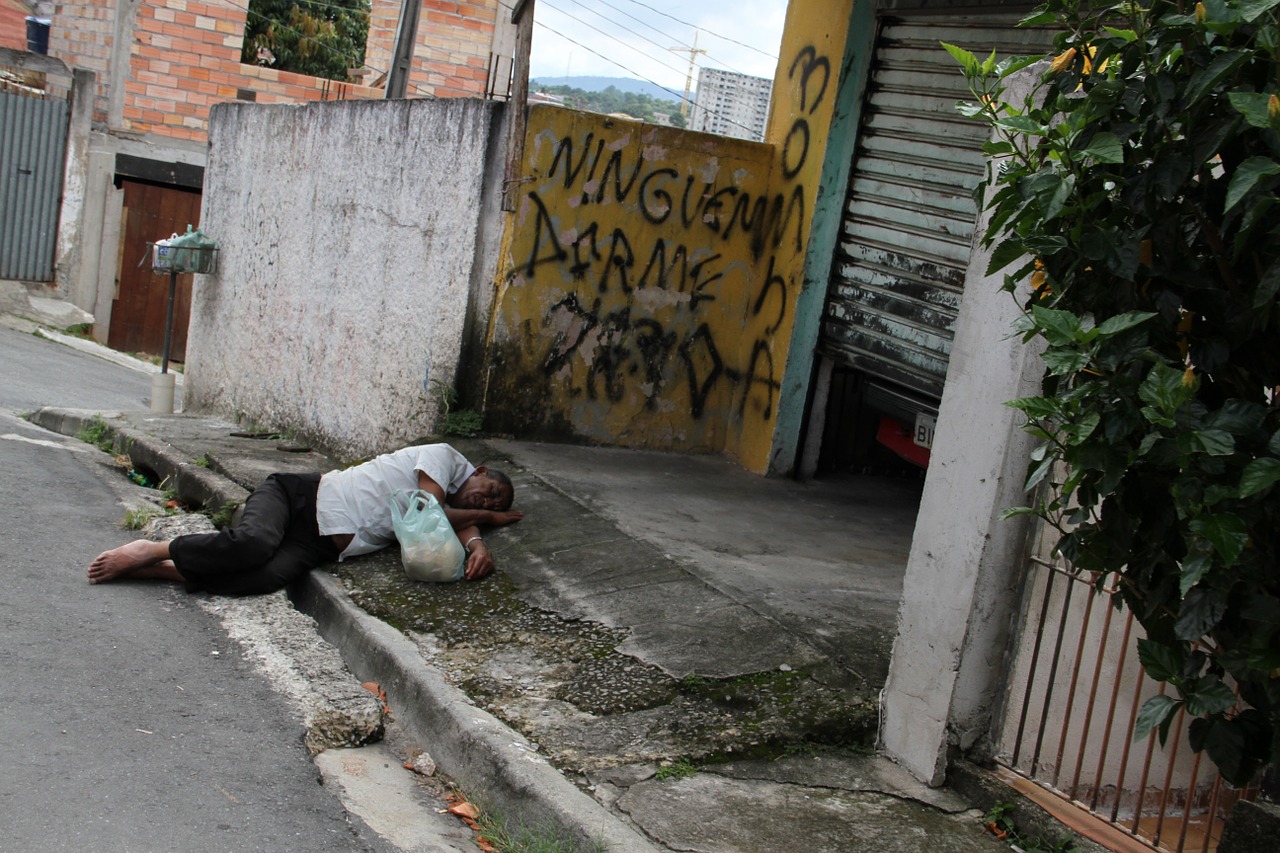 Brazilija, Carapicuiba Miestas, Favela, Bendruomenė, Gatvė Be Šaligatvių, Vandens Baseinas, Tuščia Gatvė, Brazilijos Tikrovė, Reali Brazilija, Vyras Miega Gatvėje