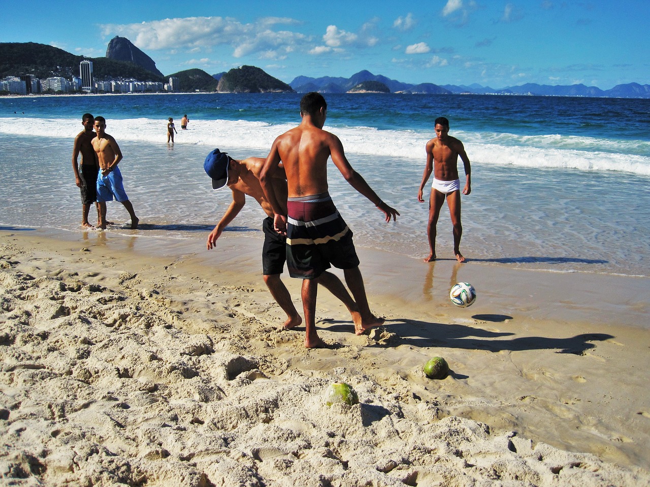 Brazilijos, Futbolas, Copacabana, Rio, Prie Copacabana, Vaizdas Į Cukranendrių Kalną, Papludimys, Vanduo, Jūra, Banga