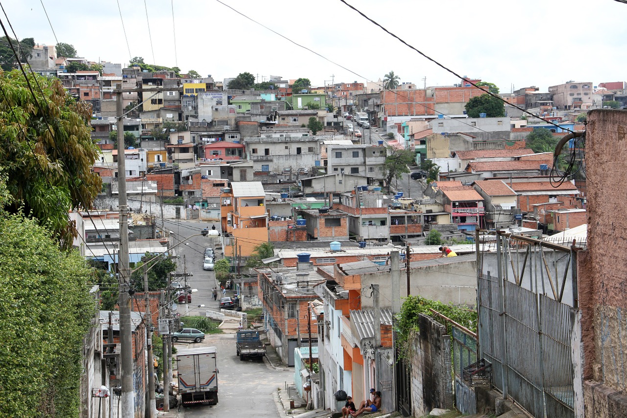 Brazilijos Tikrovė, Brazilija, Miestas Carapicuiba, Favela, Lūšna, Nėra Šaligatvio Gatvės, Reali Brazilija, Netaisyklingos Konstrukcijos, Nemokamos Nuotraukos,  Nemokama Licenzija