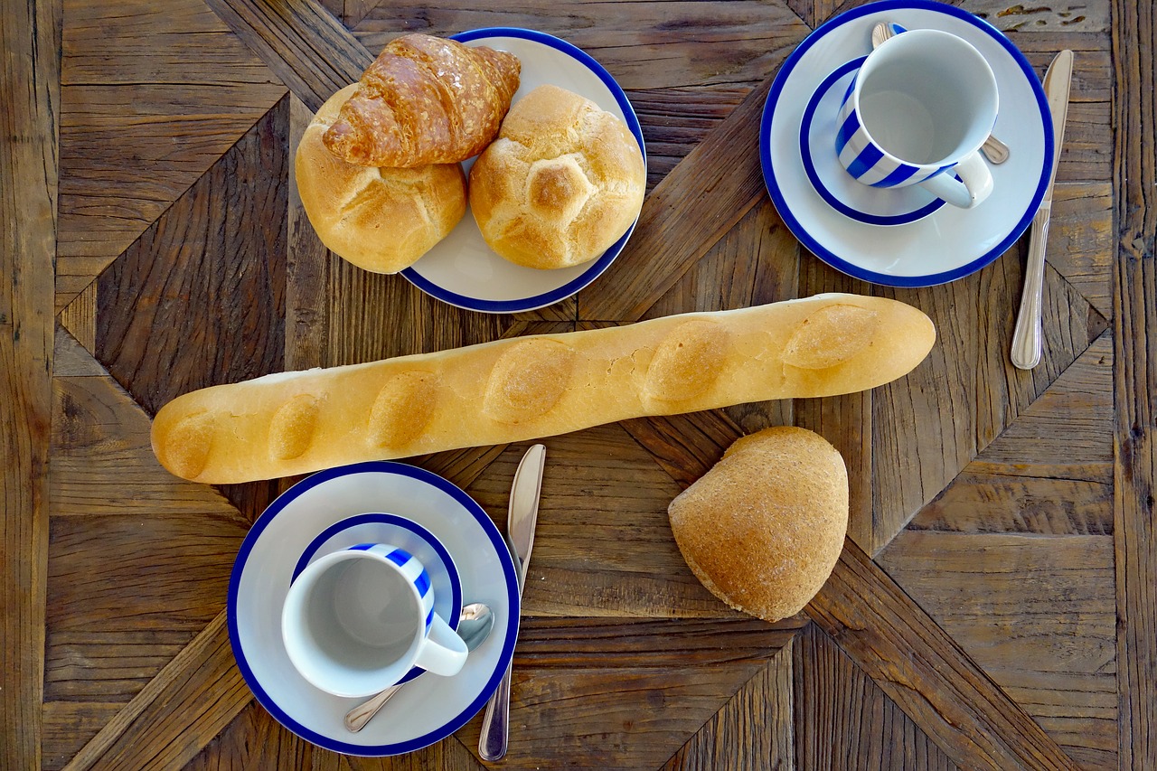 Pusryčiai,  Raguolis,  Croissantes,  Batonas,  Roll,  Puodelio,  T,  Lėkštė,  Lėkštės,  Mėlynas Baltas