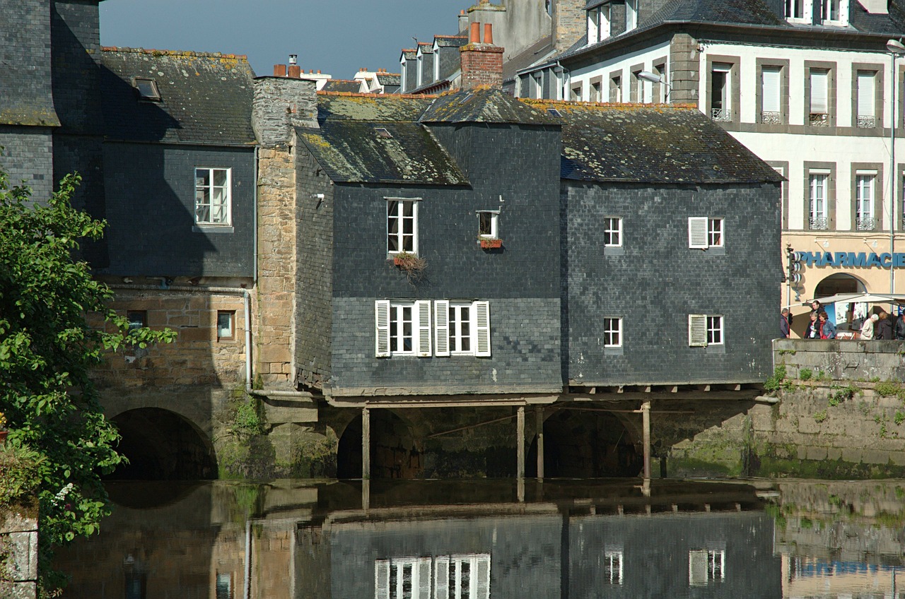 Bretagne, France, Miestas, Miestas, Pastatai, Medžiai, Žmonės, Kanalas, Upė, Vanduo