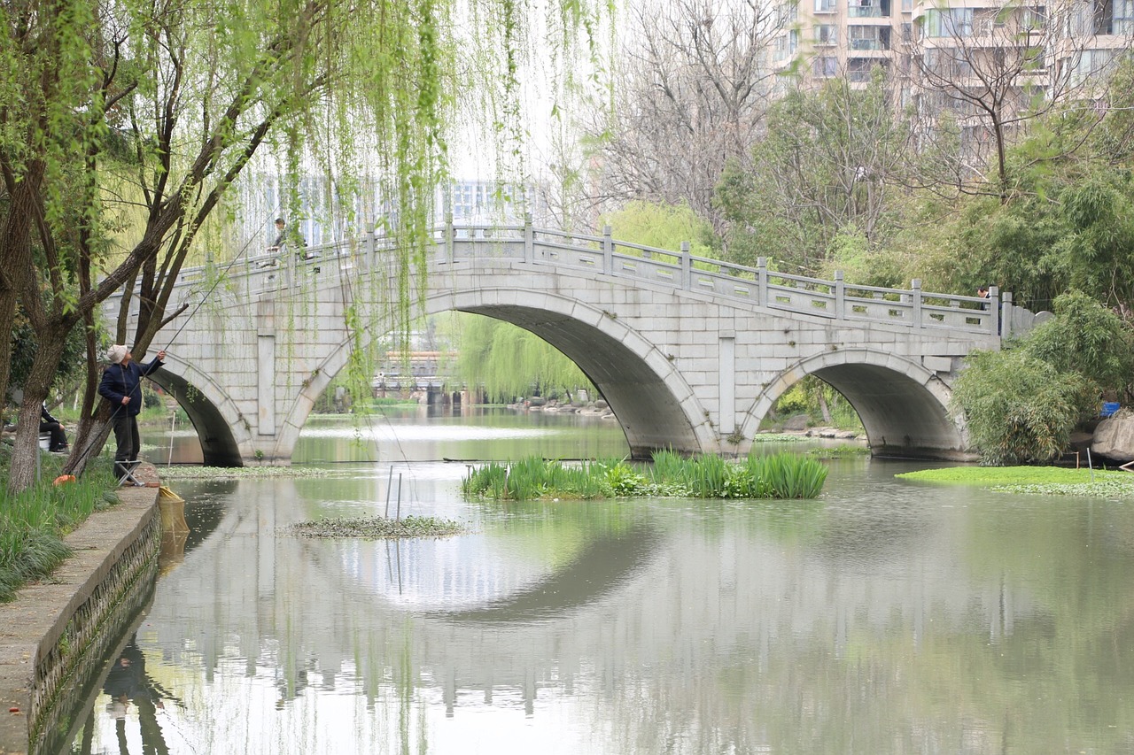 Мост над водой. Stillwater Bridge (тихий мост). Пешеходный мост в парке над водой. Парк с мостами по воде.