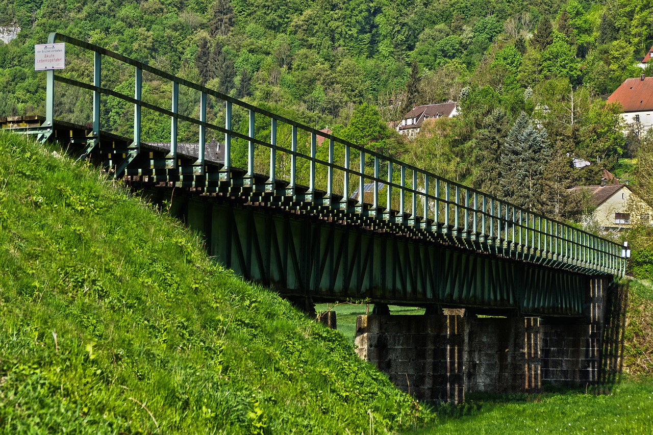 Tiltas,  Bėgiai,  Geležinkelio Tiltas,  Amžiaus Tiltas,  Keliø,  Istoriškai,  Upė,  Statyba,  Geležies Statyba,  Kraštovaizdis