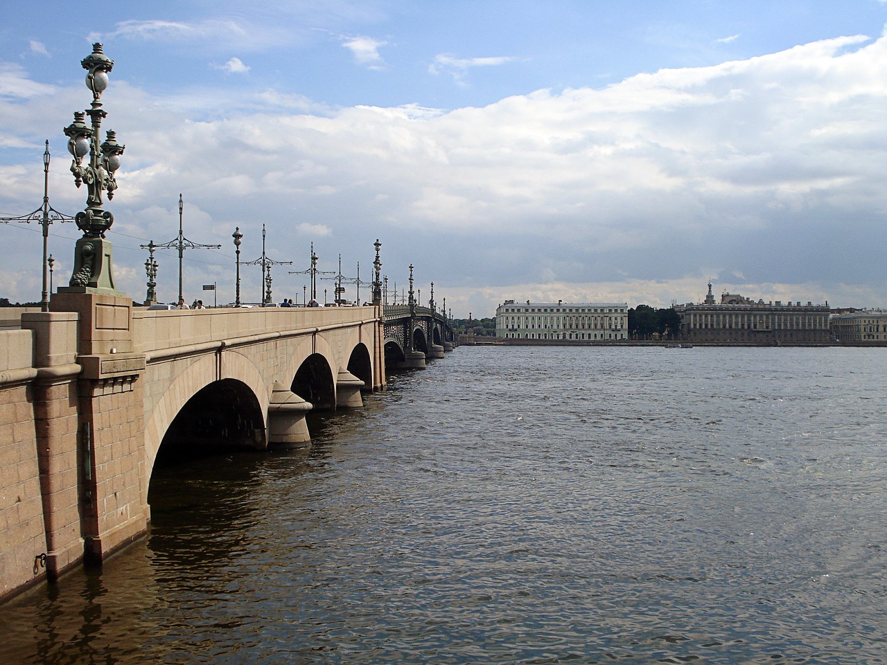Sankt Peterburgo Rusija, Tiltas, Trinties Tiltas, Upė, Neva, Dangus, Debesys, Krantinė, Rusija, Vanduo