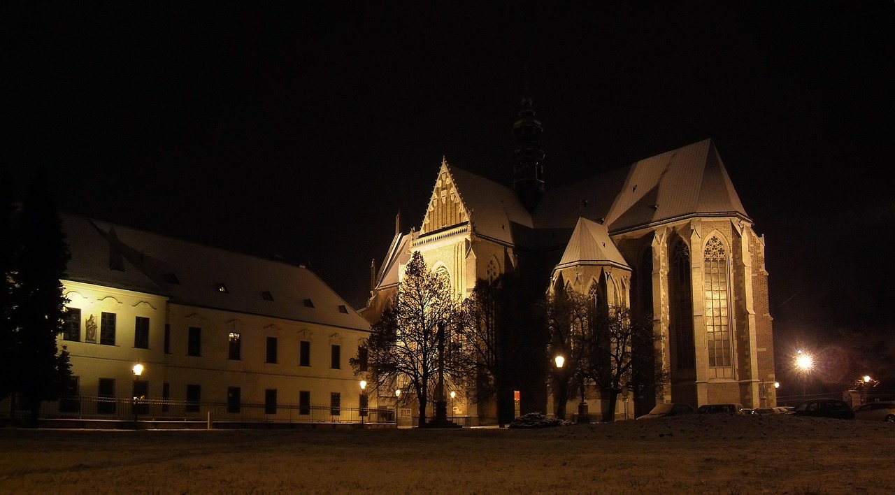 Brno, Čekijos Respublika, Naktis, Vakaras, Bažnyčia, Pastatas, Struktūra, Architektūra, Žibintai, Apšvietimas
