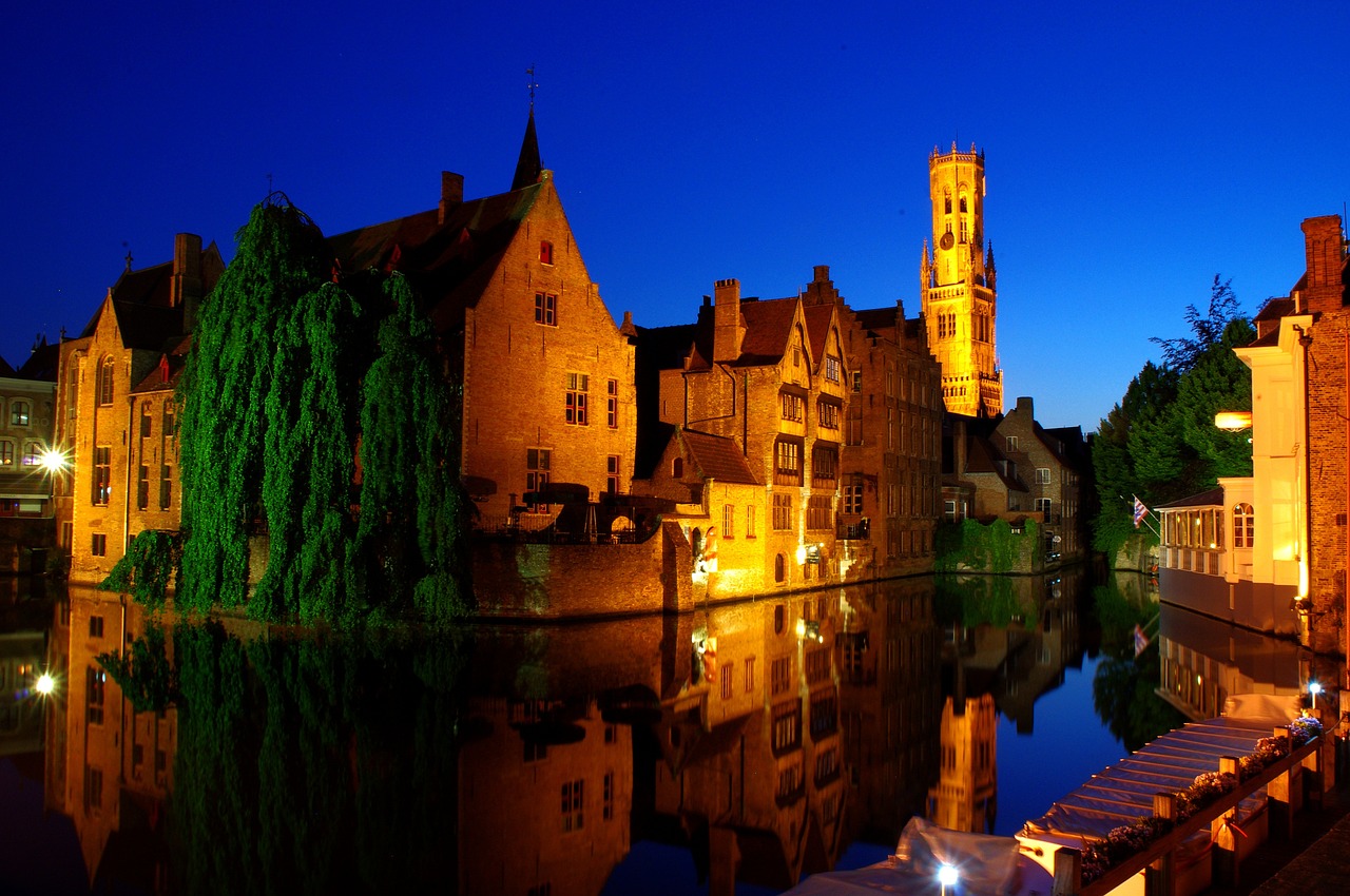 Bruges, Naktis, Senamiestis, Apšvietimas, Kanalas, Nuotaika, Belgija, Naktinis Vaizdas, Viduramžių Miestas, Pastatas