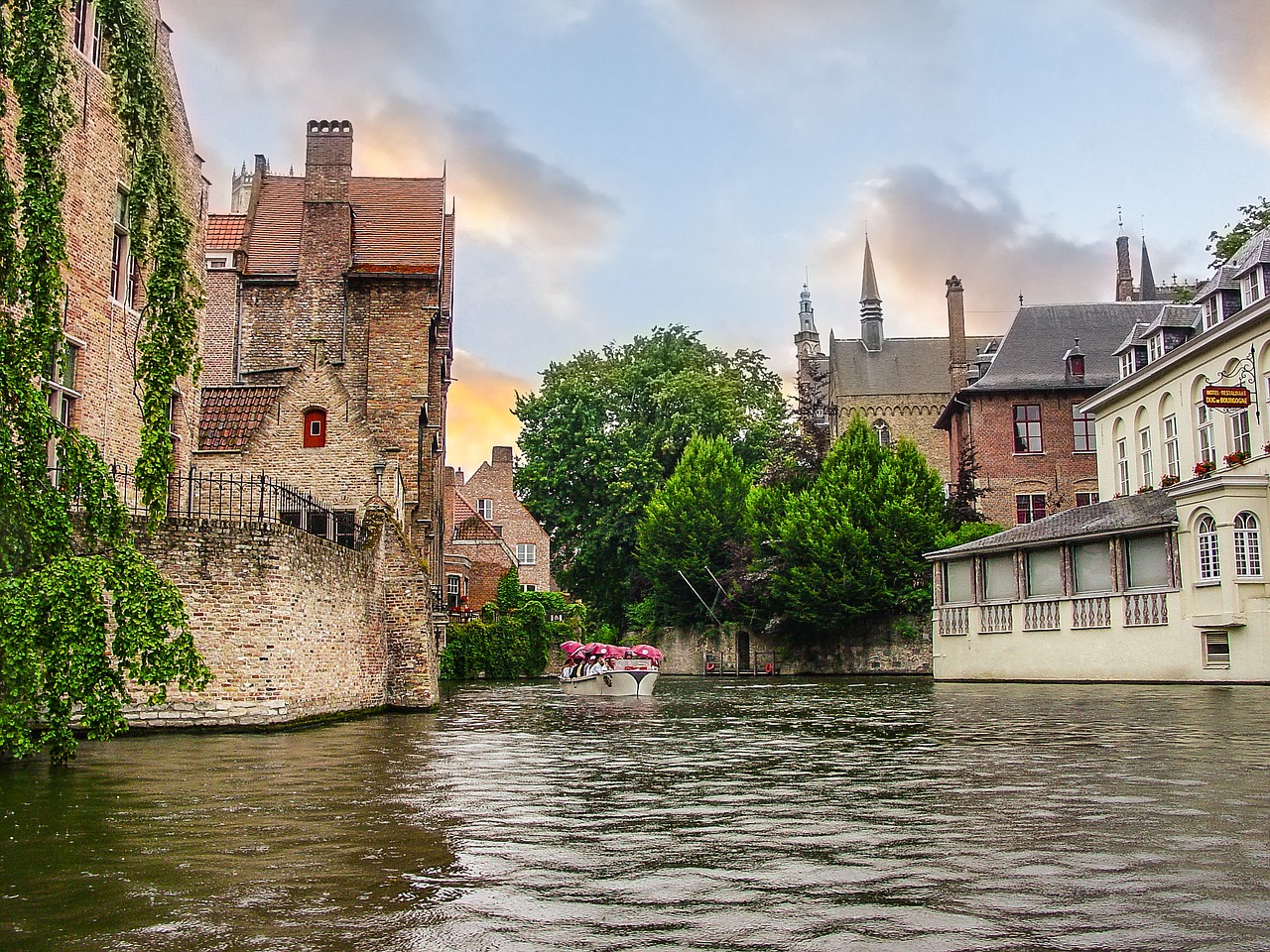 Bruges, Brugges, Belgija, Kanalas, Medis, Lietus, Miestas, Senas, Europa, Kelionė