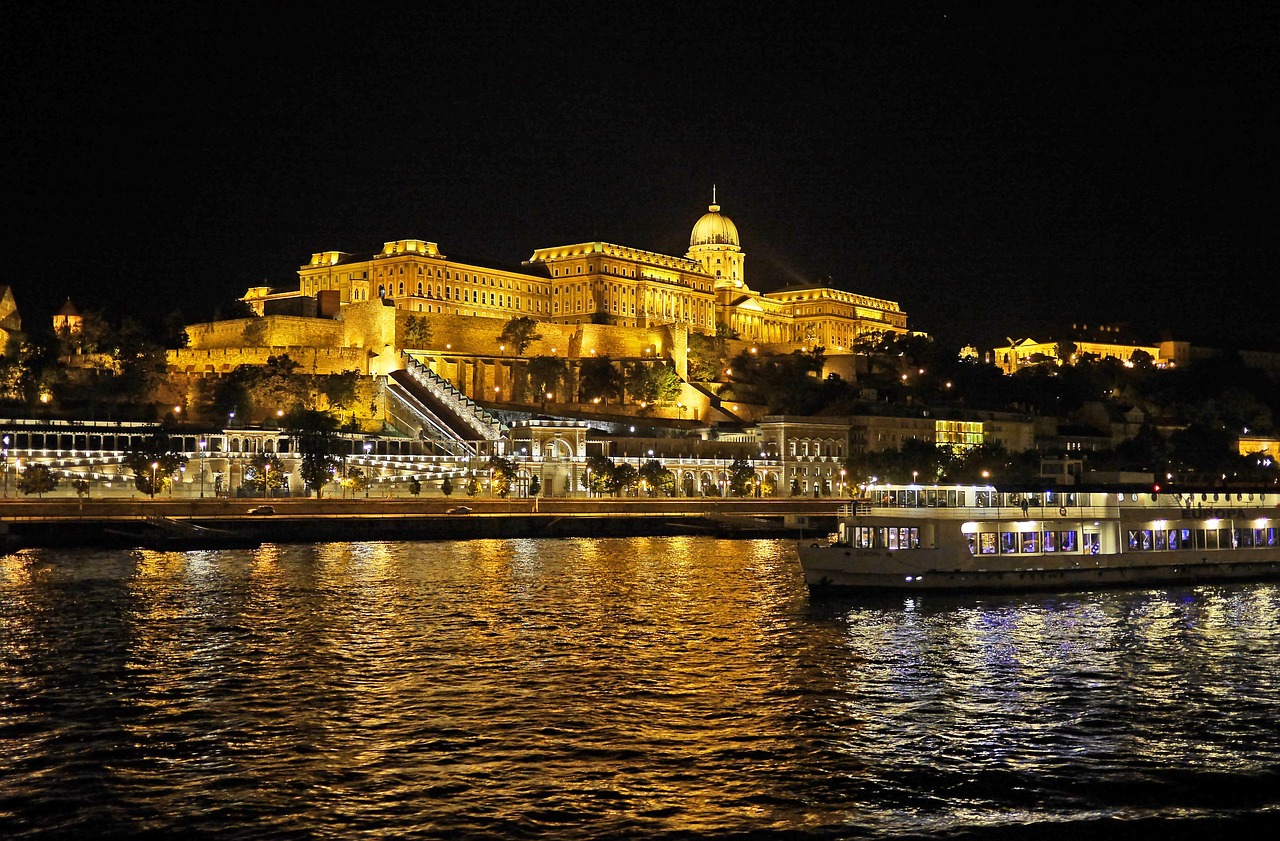 Budapest Naktį, Karališkasis Rūmai, Apšvietimas, Danube, Naktis, Bankas, Keleivinis Laivas, Apšviestas, Kapitalas, Veidrodis