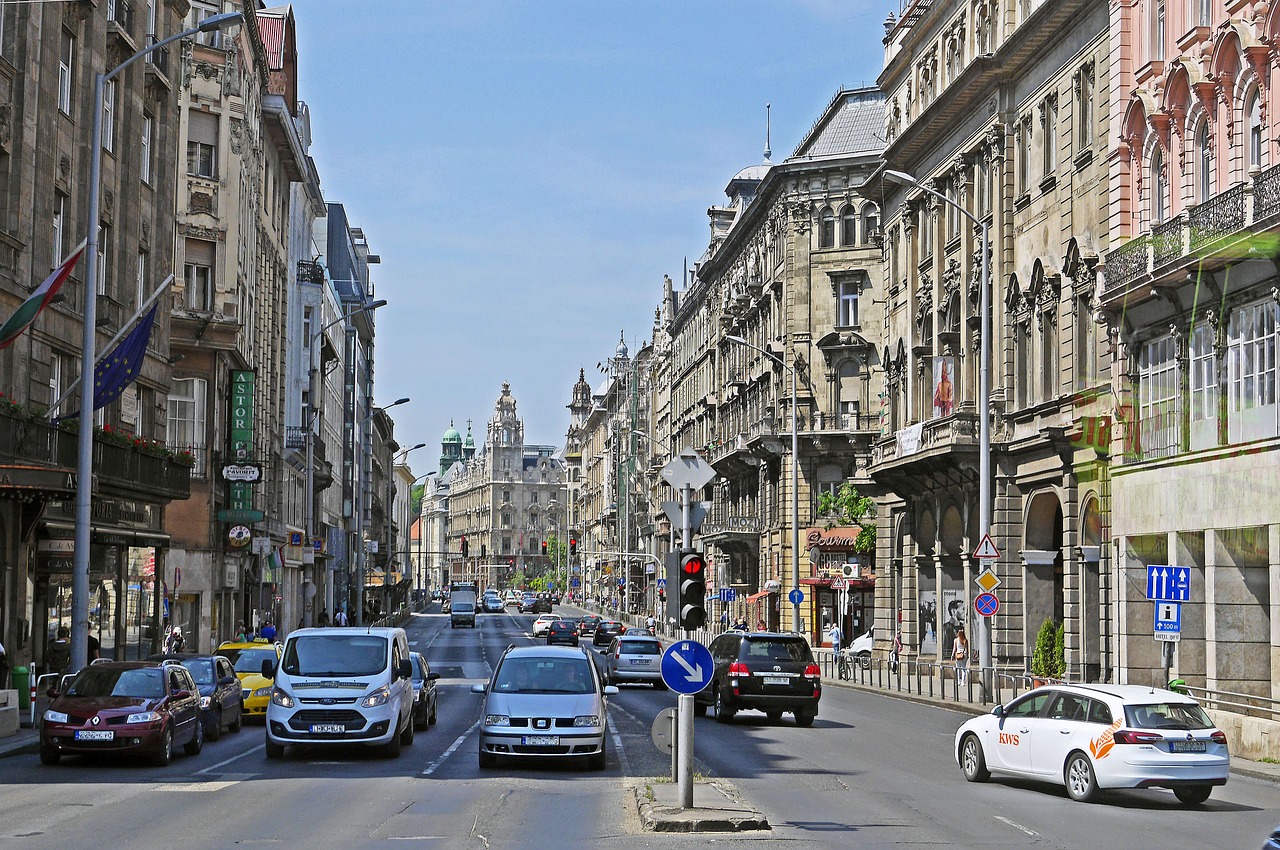 Budapest, Kelio Žiedas, Tipiškas, Seni Pastatai, Balkonai, Lauko Langas, Tinkas, Bokštai, Šviesoforas, Gatvės Scenos