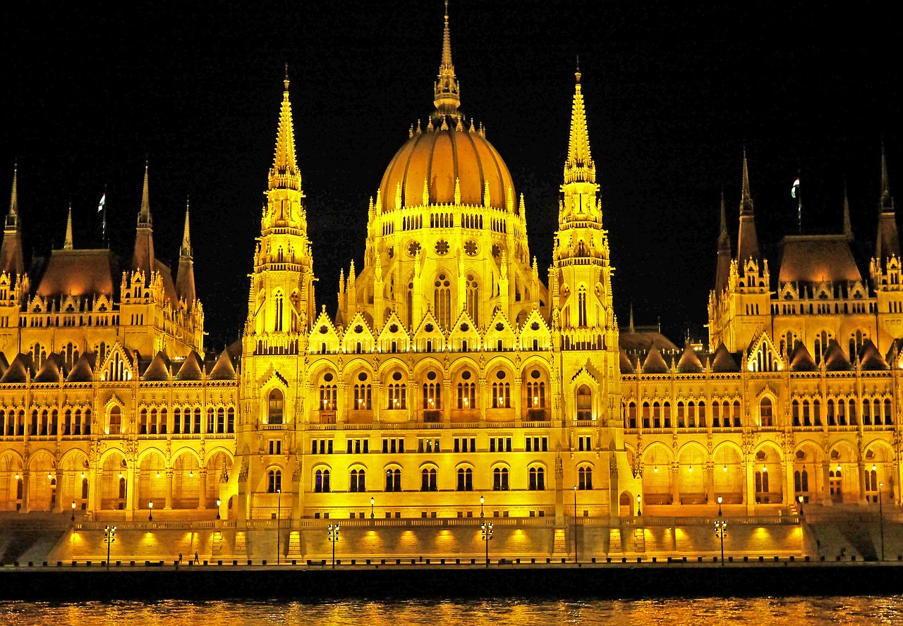 Budapest Naktį, Parlamentas, Danube, Laivo Eismas, Praeiti, Vidurinis Skyrius, Kupolas, Bokštai, Vėlai Gotika, Apšvietimas