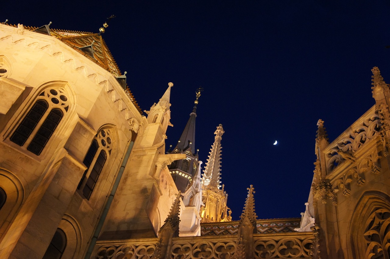 Budapest, Bažnyčia, Mėnulis, Naktis, Vengrija, Dangus, Kelionė, Katedra, Orientyras, Pastatas