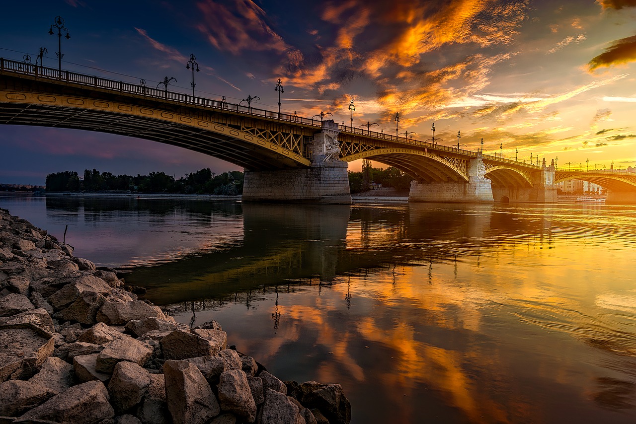 Budapest, Vengrija, Tiltas, Architektūra, Danubės Upė, Vanduo, Apmąstymai, Dangus, Debesys, Miestas
