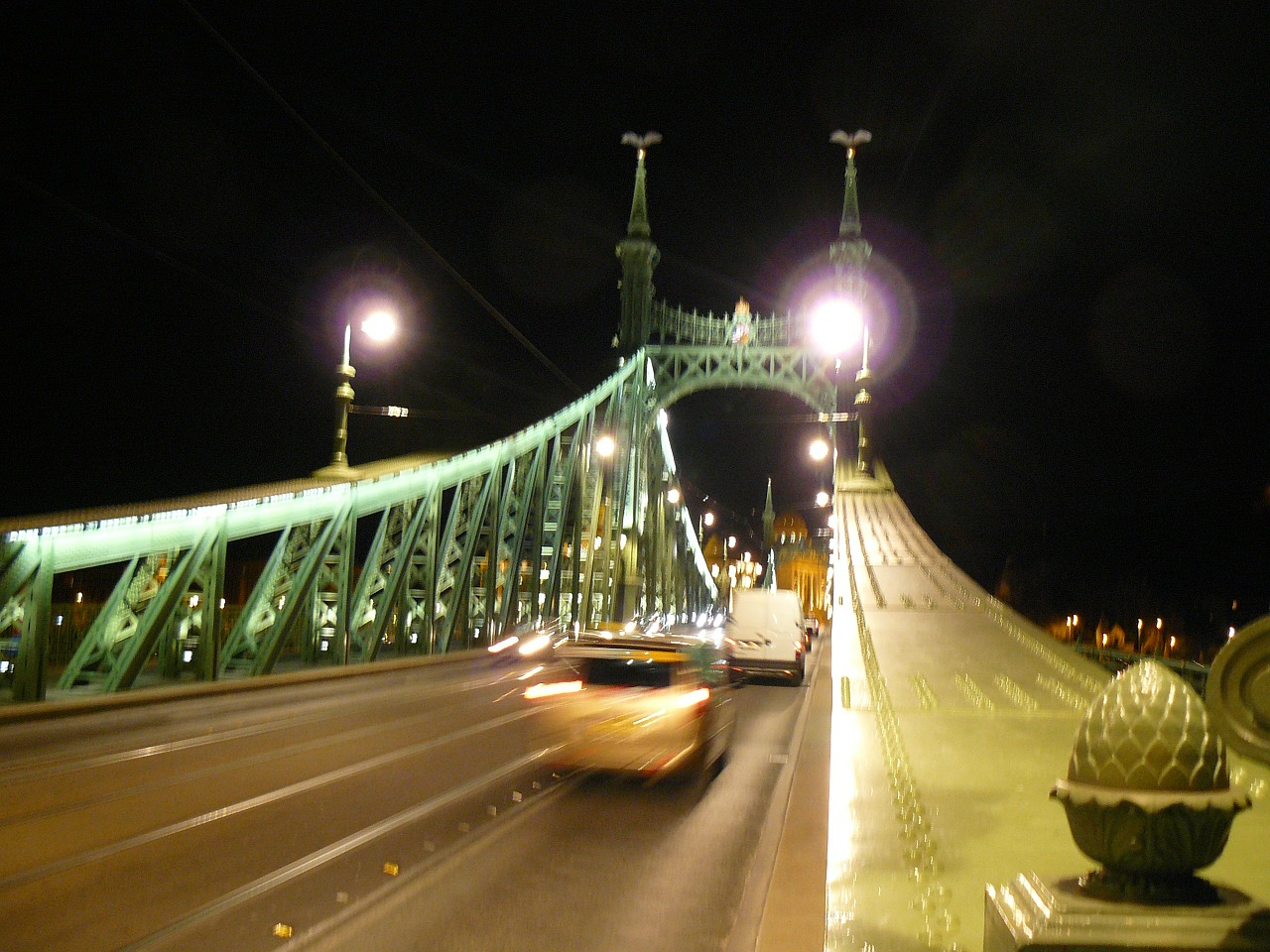 Budapest, Tiltas, Grandinės Tiltas, Vengrija, Danube, Žibintai, Upė, Vanduo, Naktį, Naktinė Nuotrauka
