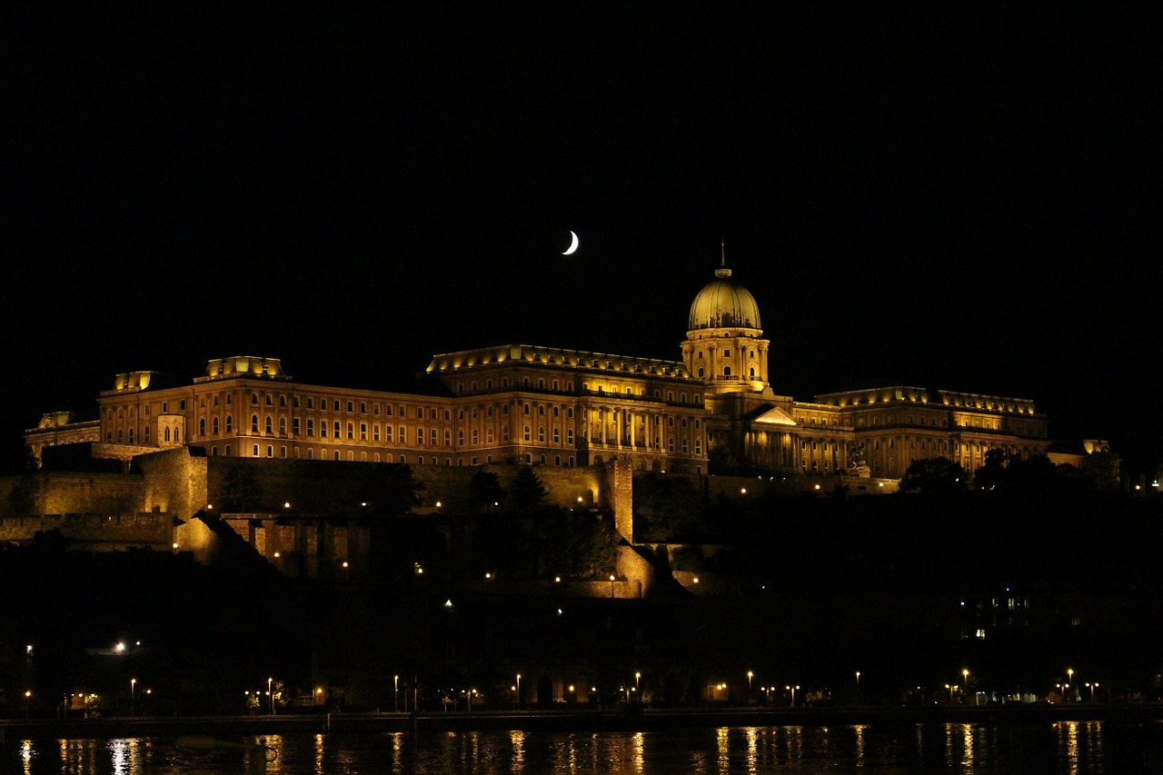 Budapest, Naktis, Pilis, Vengrija, Žibintai, Mėnulis, Nemokamos Nuotraukos,  Nemokama Licenzija
