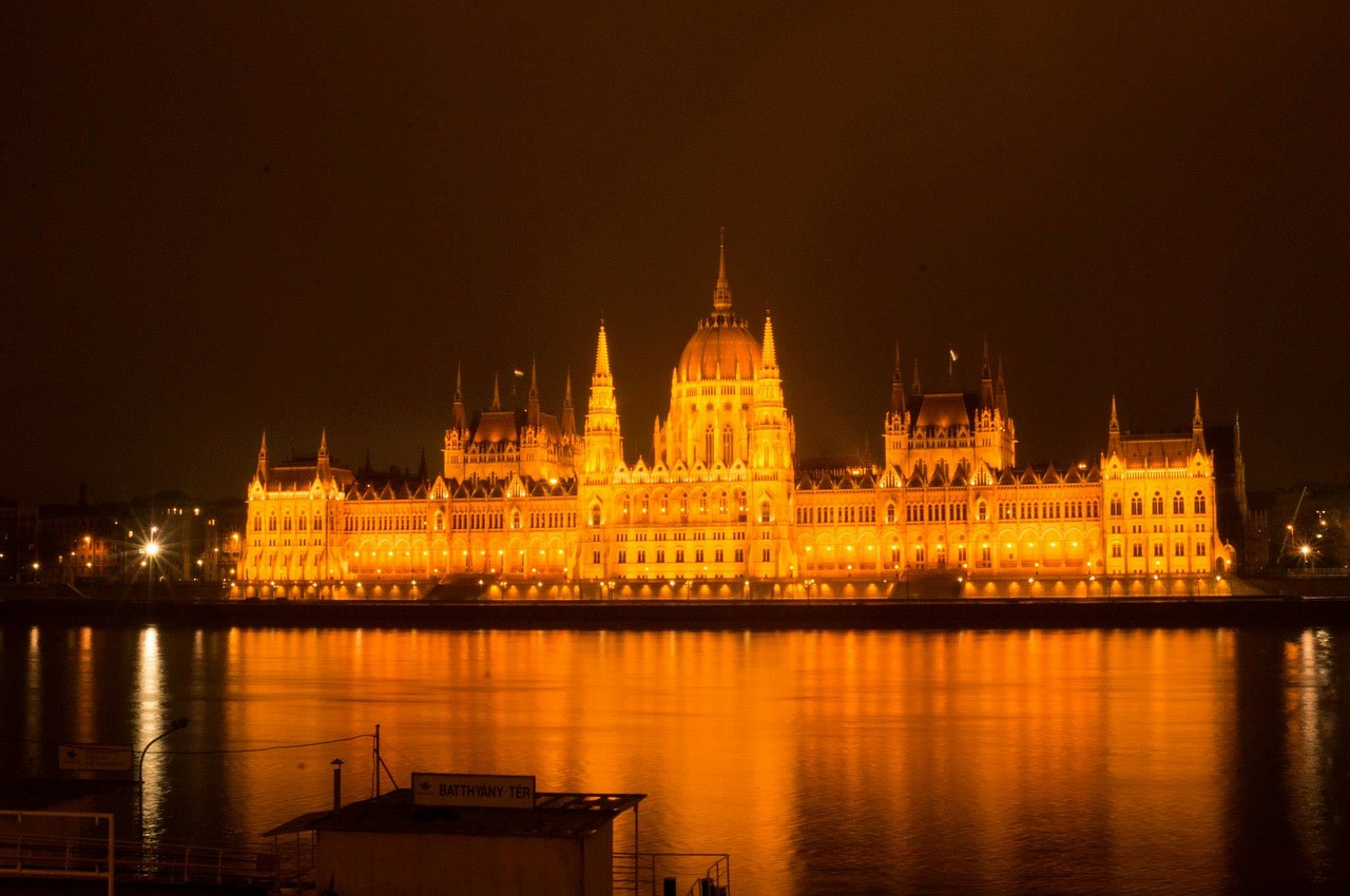 Budapest, Pilis, Vanduo, Veidrodis, Abendstimmung, Apšviestas, Nuotaika, Auksas, Naktinė Nuotrauka, Nemokamos Nuotraukos
