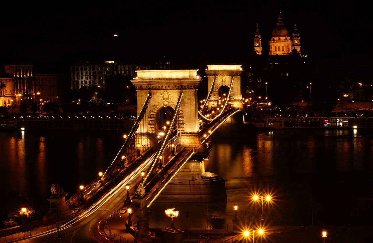 Budapest, Grandinės Tiltas, Danube, Vengrija, Upė, Miestas, Naktį, Naktinė Nuotrauka, Tiltas, Žibintai