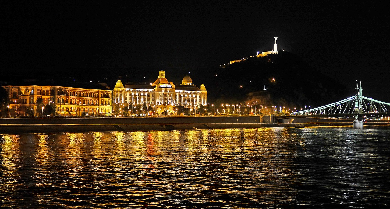 Budapest Naktį, Danube, Vakarinis Bankas, Gellert Hotel, Laisvės Tiltas, Gelert Kalnas, Apšvietimas, Apšviestas, Upė, Miesto Kelionė