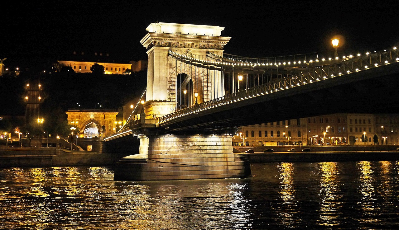 Budapest Naktį, Grandinės Tiltas, Burgbergo Tunelis, Ramstis, Laivo Eismas, Tranzitas, Danube, Banga, Grandinės Tiltas Apšviesta, Danube Banko
