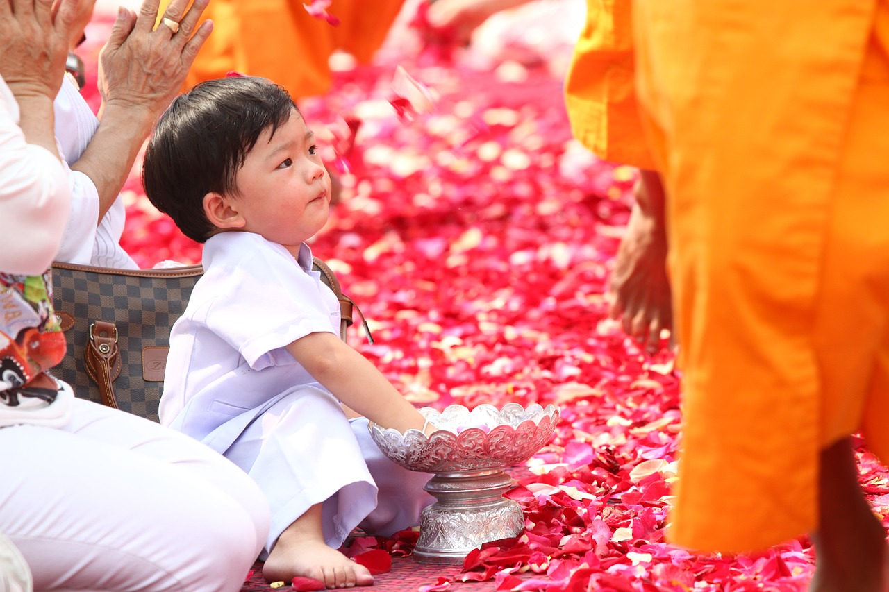 Budistams, Rožių Žiedlapiai, Vaikas, Vaikščioti, Vienuoliai, Tradicija, Ceremonija, Tailandas, Tajų, Festivalis