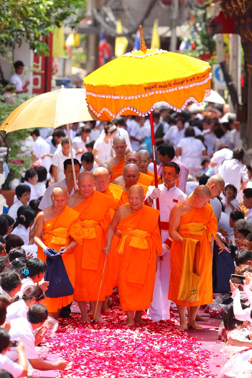 Budistams, Aukščiausiasis Patriarchas, Patriarchas, Kunigai, Vienuolis, Oranžinė, Drabužiai, Vaikščioti, Rožių Žiedlapiai, Tailandas