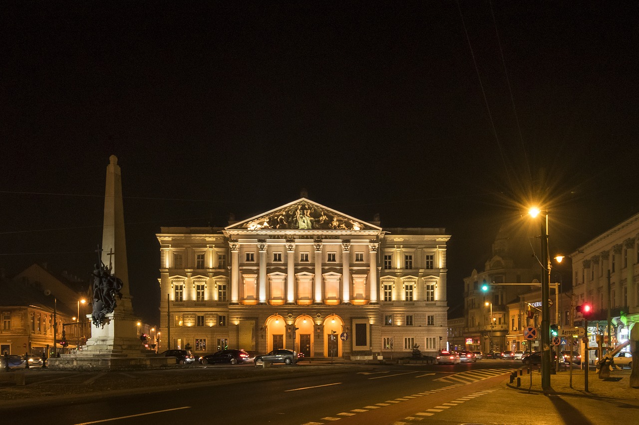 Pastatas, Teatras, Aradas, Teatras Naktį, Naktis, Miestas, Fasadas, Istoriškai, Architektūra, Naktinė Nuotrauka