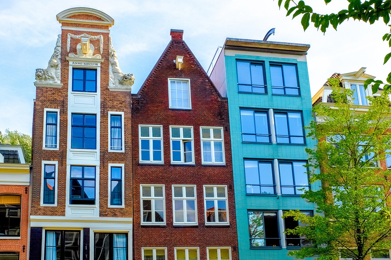 Голландская дом 3. Ганзейский стиль Амстердам. Голландская архитектура Амстердама. Кирпичные здания в Амстердаме. Фасады кирпич Амстердам.