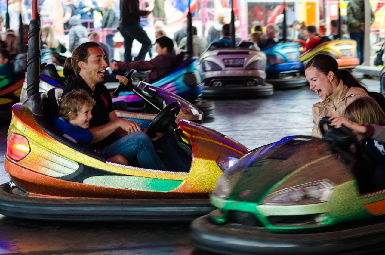 Bamperis Automobilis, Šviesus, Buferis, Linksma, Pramogos, Parkas, Automobilis, Funfair, Žmonės, Važiuoti