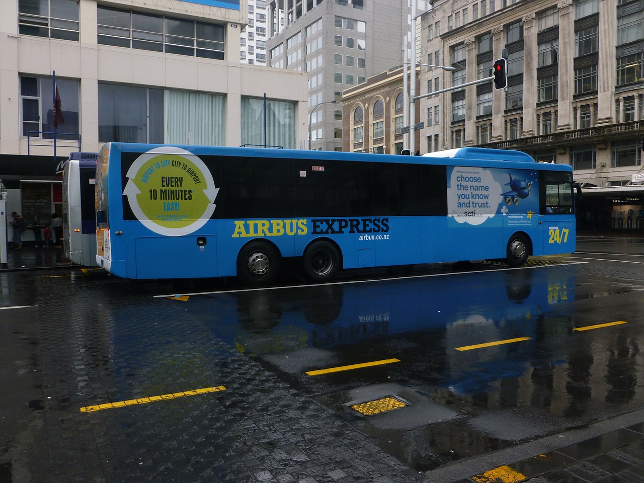 Autobusas, Auckland, Automobilių Stovėjimo Aikštelė, Naujoji Zelandija, Mėlynas, Transportas, Lietus, Gatvė, Miestas, Nemokamos Nuotraukos