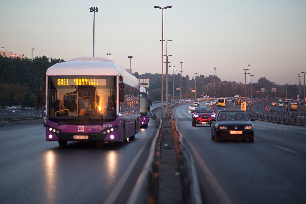 Autobusas, Automobilis, Transporto Priemonė, Juostos, Kelias, Gabenimas, Pole, Žibintai, Dangus, Nemokamos Nuotraukos